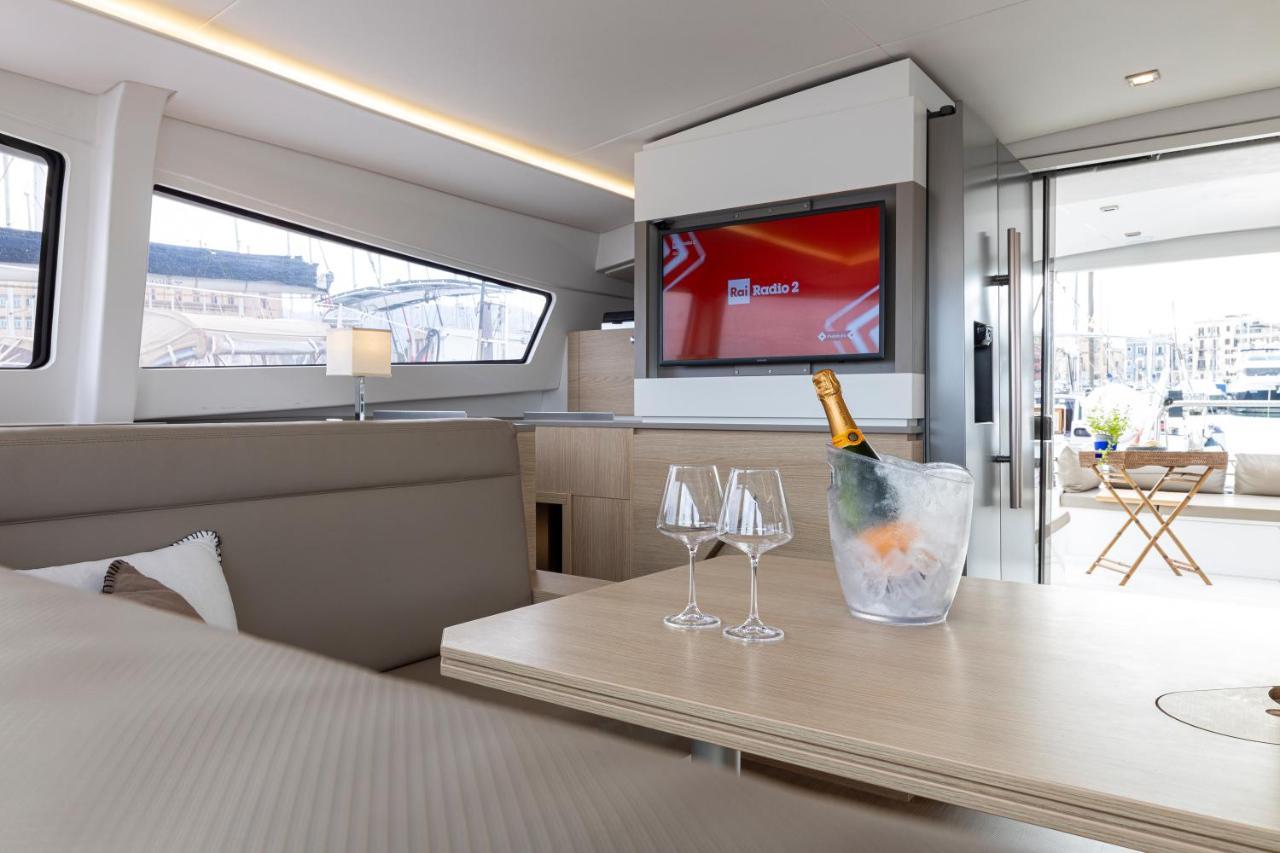 Magnolia House Boat Hotel en barco